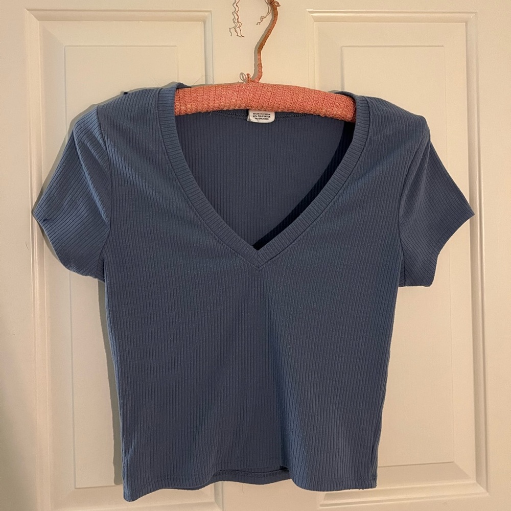 Tilly’s Destined medium periwinkle ribbed and stretchy crop top. v-neck.